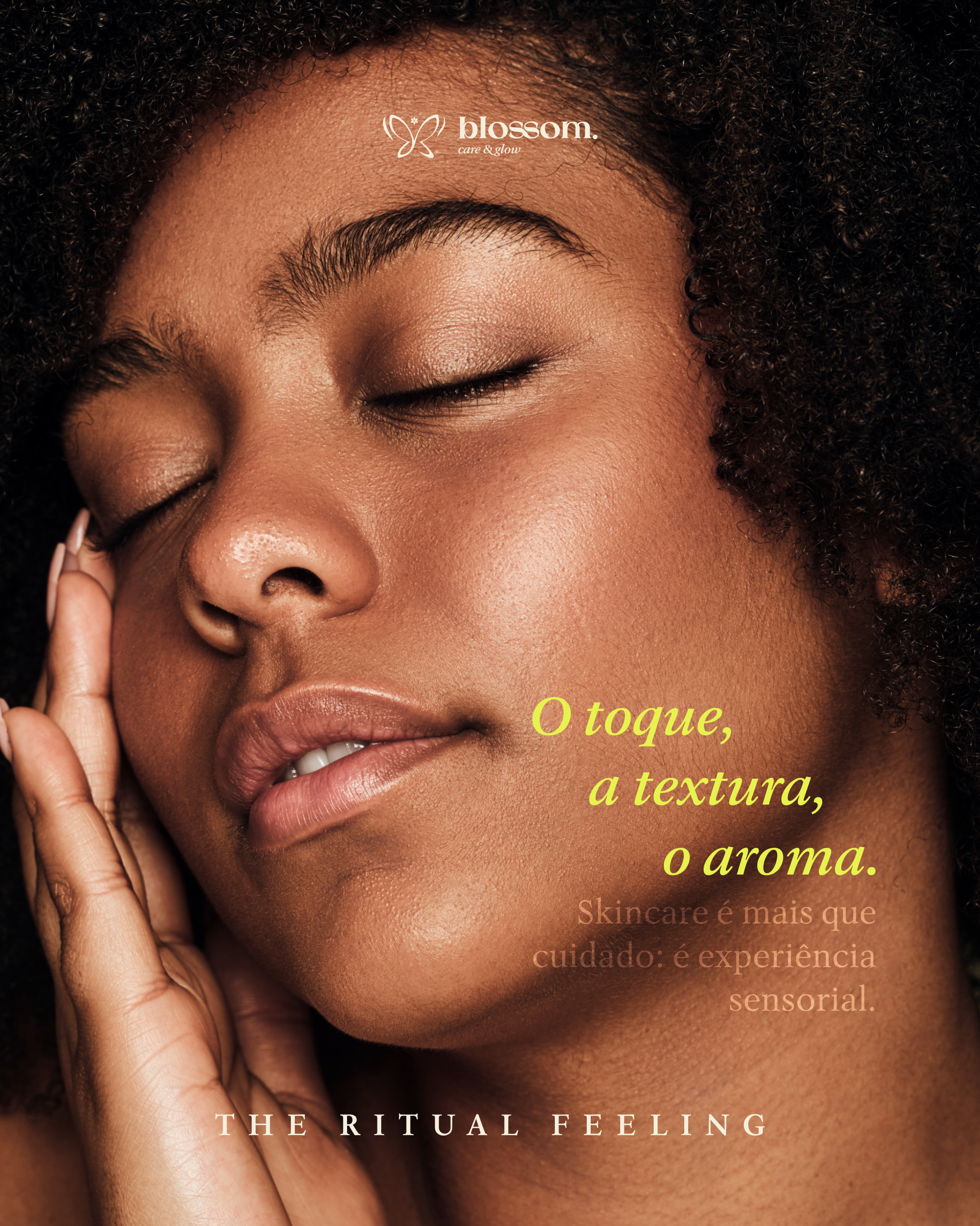 Mulher com os olhos fechados tocando o rosto, ilustrando o ritual de skincare Blossom Care & Glow